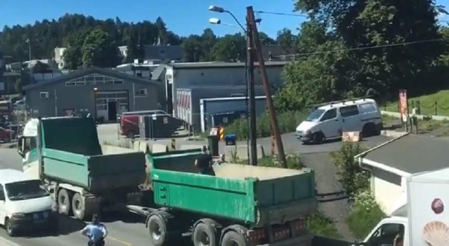 Sotto l'effetto di droghe scappa così dagli agenti che lo inseguono