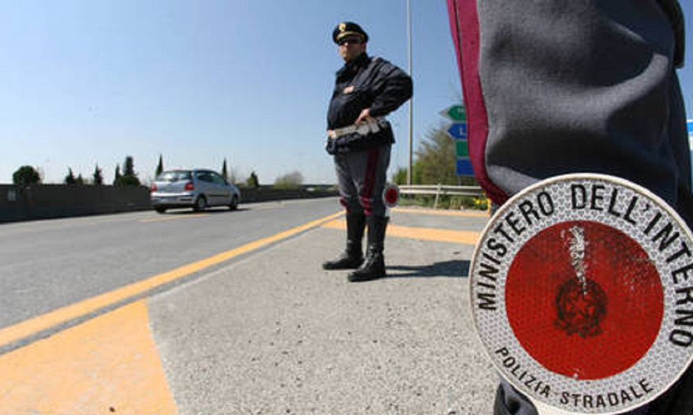 Chieti, ruba un camion pieno di bare e lo abbandona in mezzo alla strada
