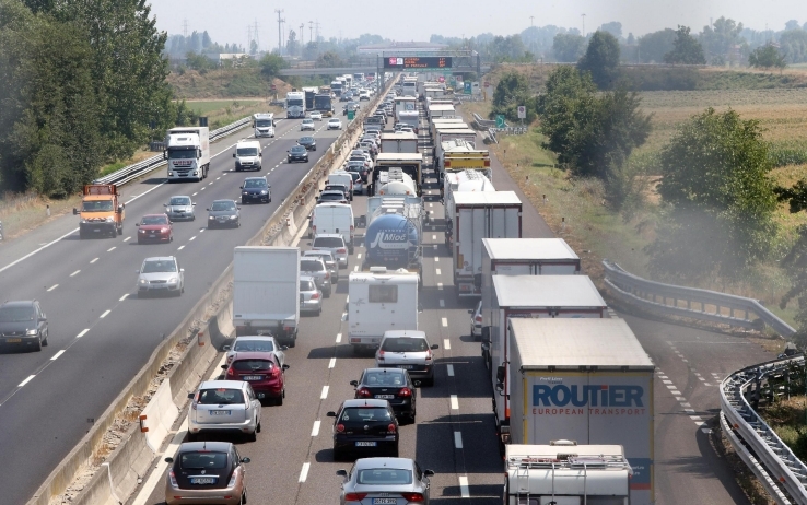 Autostrada Salerno-Reggio Calabria, camion in fiamme tra Petina e Polla