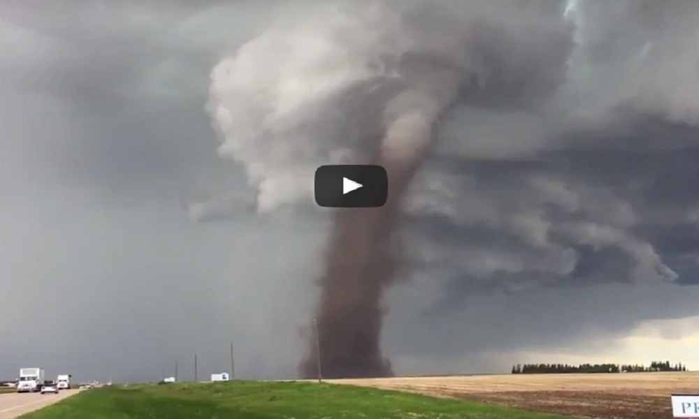 YOUTUBE Canada: il tornado si avvicina pericolosamente alla strada