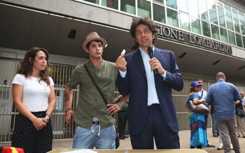 YOUTUBE Cannabis, Marco Cappato distribuisce dosi al Pirellone. Interviene la Digos