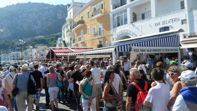 Capri, turisti a numero chiuso. La proposta del sindaco Gianni De Martino