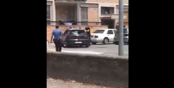 YOUTUBE Uomo spacca auto dei carabinieri a Torre Annunziata: loro non reagiscono