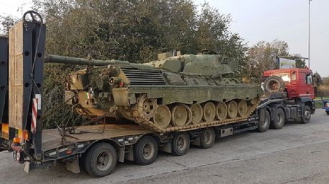 Carro armato italiano fermato in autostrada dalla polizia austriaca