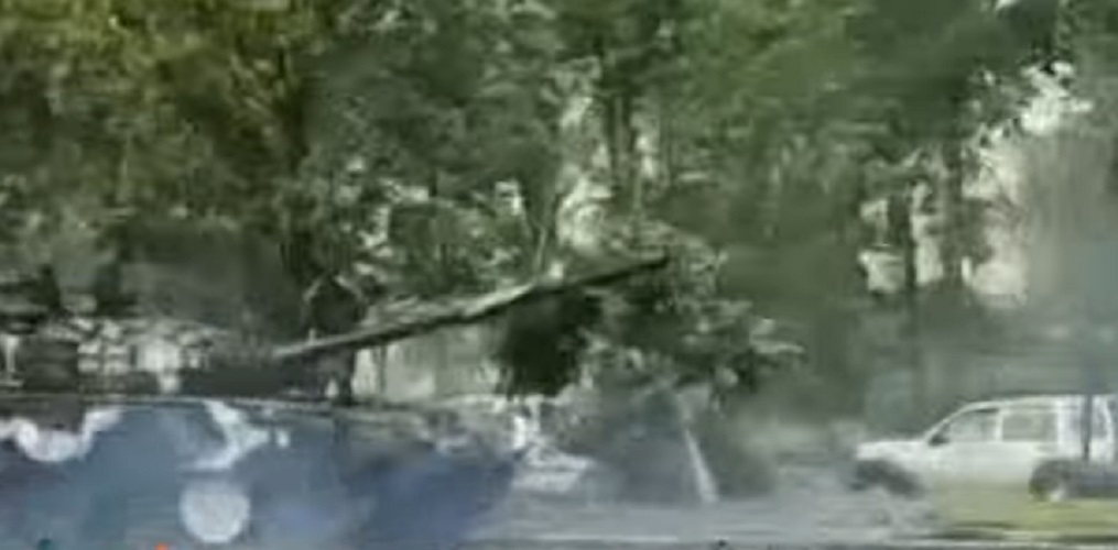 Carro armato perde controllo durante parata ed ecco cosa accade