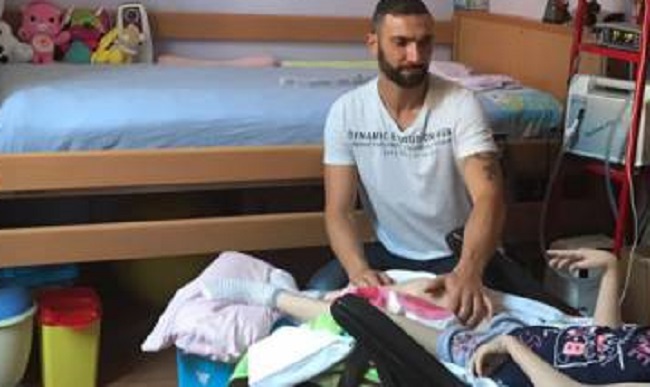 Roma, sfrattato con una figlia invalida incontra Berlusconi: "Mi aiuterà lui"