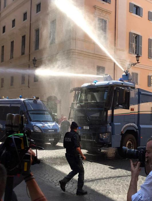 Idranti su manifestanti CasaPound che protestano contro Ius Soli