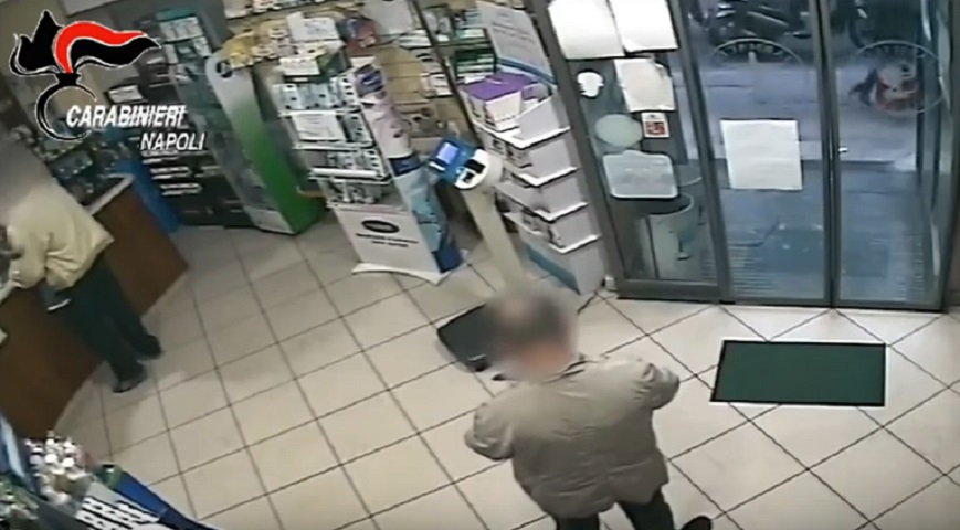YOUTUBE Casoria, rapinano farmacia: cliente e titolare li mettono in fuga