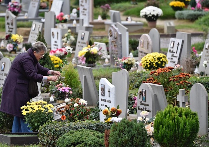 Cimitero, dal primo giugno vietato portare piante e fiori freschi sulla tomba