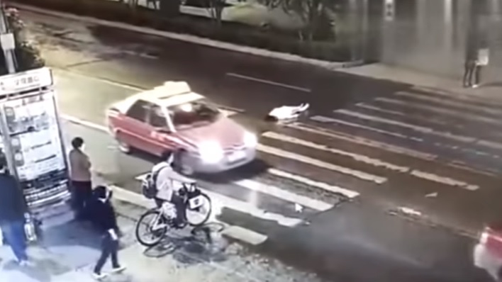 YOUTUBE Donna investita due volte sulle strisce, nessuno l’aiuta