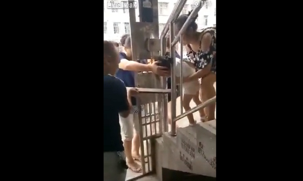 YOUTUBE Cina, bambina con la testa incastrata nella ringhiera... Ecco come viene liberata