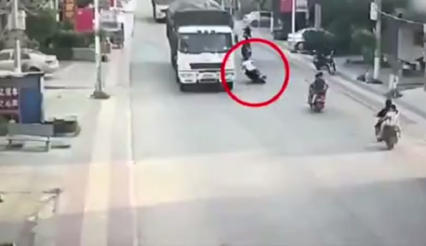 YOUTUBE Motociclista finisce sotto camion: suicidio o incidente?