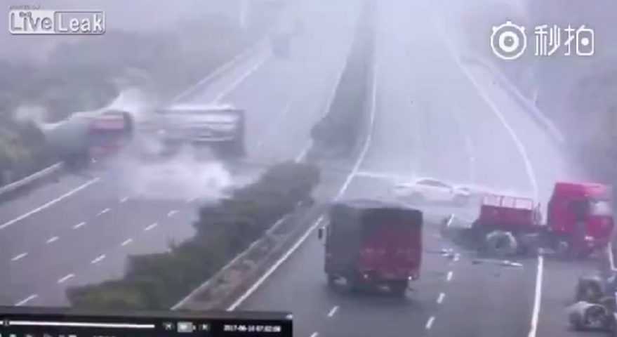 Tir finisce nell'altra corsia e innesca incidente che coinvolge 5 camion