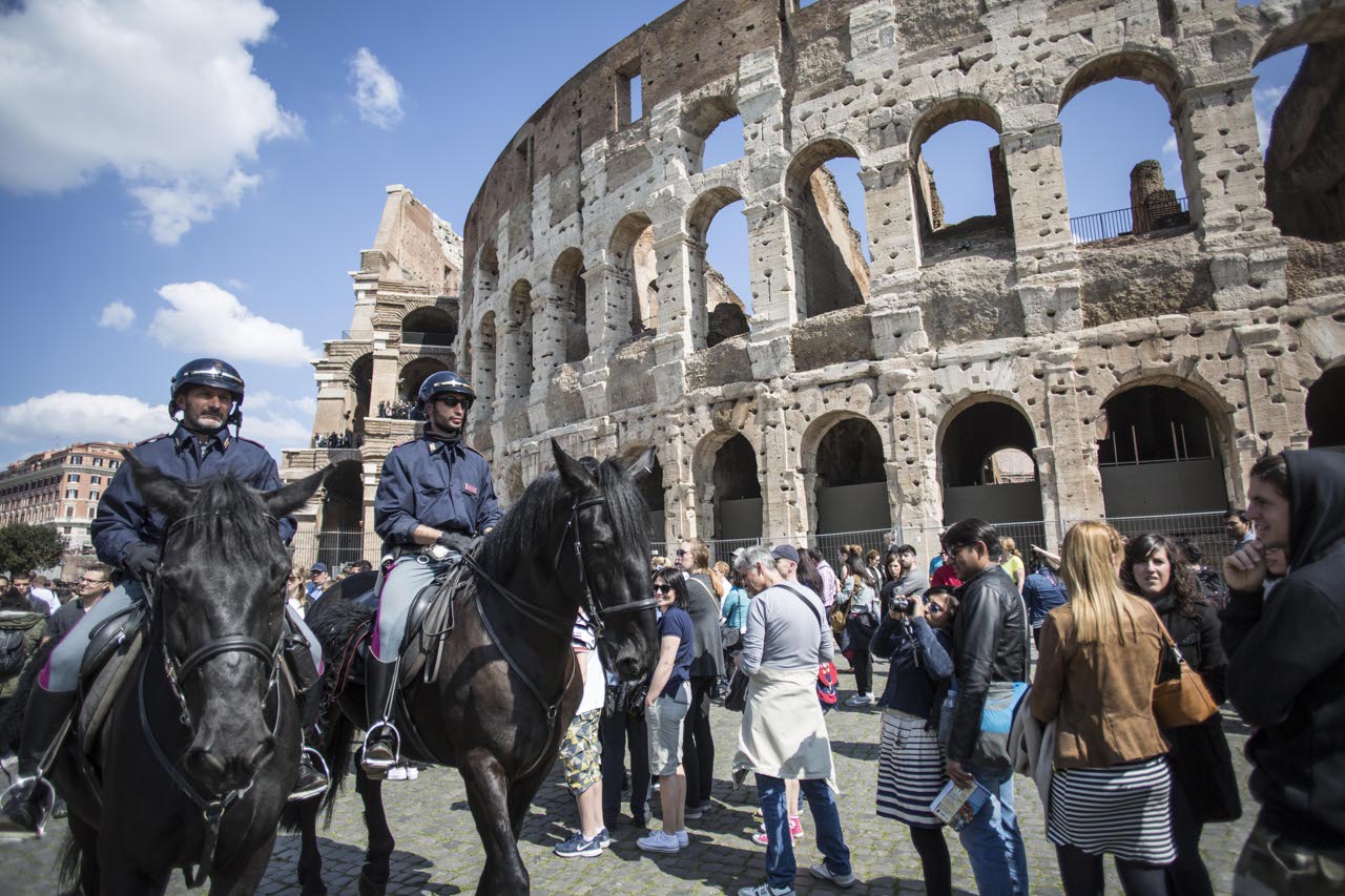 Roma, turista stroncato da infarto al Colosseo: non si trova un defibrillatore