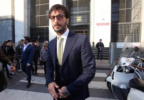 Fabrizio Corona in tribunale urla: "Vergogna, voglio giustizia". Allontanato