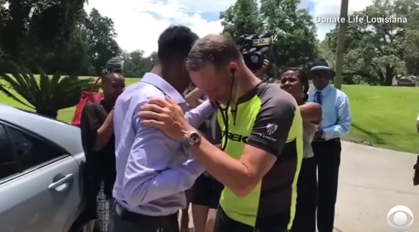 Pedala 2mila km per incontrare il ragazzo a cui fu trapiantato il cuore di sua figlia