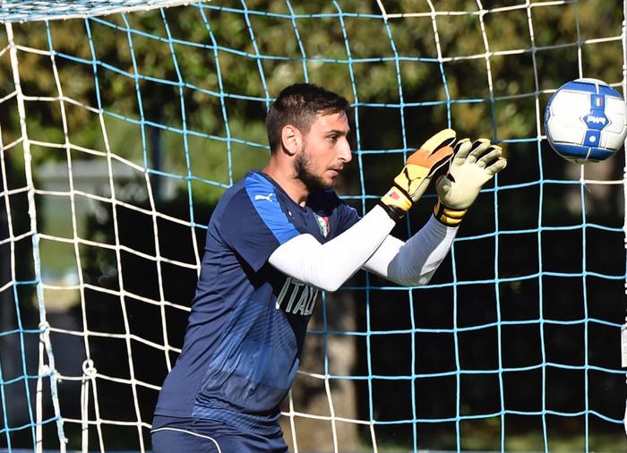 Milan, Curva Sud avvisa Donnarumma: "Può rifarsi lasciando Raiola"
