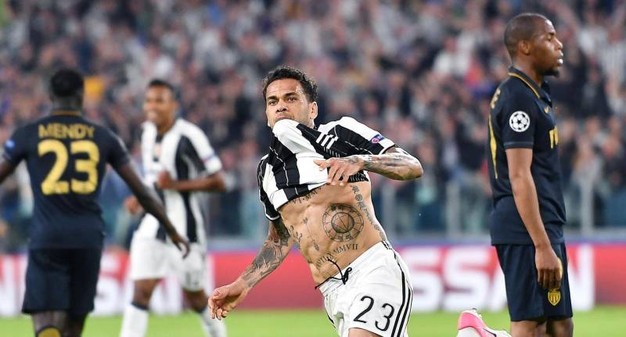 Calciomercato Juventus, Dani Alves verso l'addio: arriva l'offerta dei City