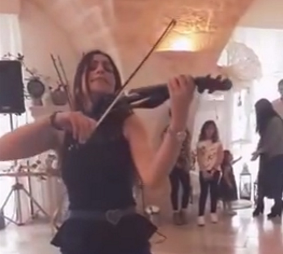 YOUTUBE Despacito contagia anche la violinista: Chiara Conte balla e suona il tormentone