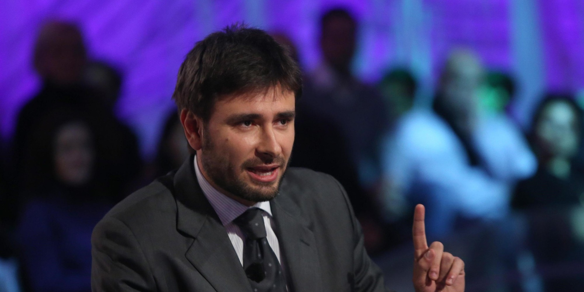 Alessandro Di Battista: "Niente soldi per il reddito di cittadinanza ma li trovano per salvare le banche"
