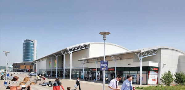 Uomo accoltella alla gola una donna: paura nel parcheggio di un centro commerciale inglese