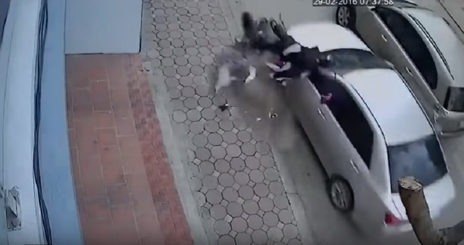 Sorpassa auto e investe una donna a bordo di uno scooter e un passante