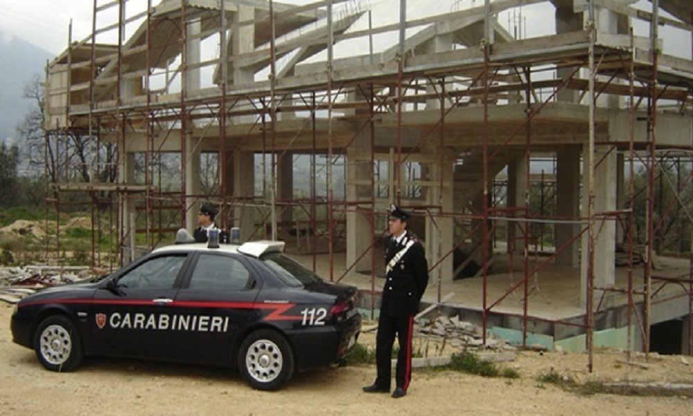 Eboli, Salvatore Garofalo muore d'infarto mentre gli abbattono la casa abusiva (foto Ansa)