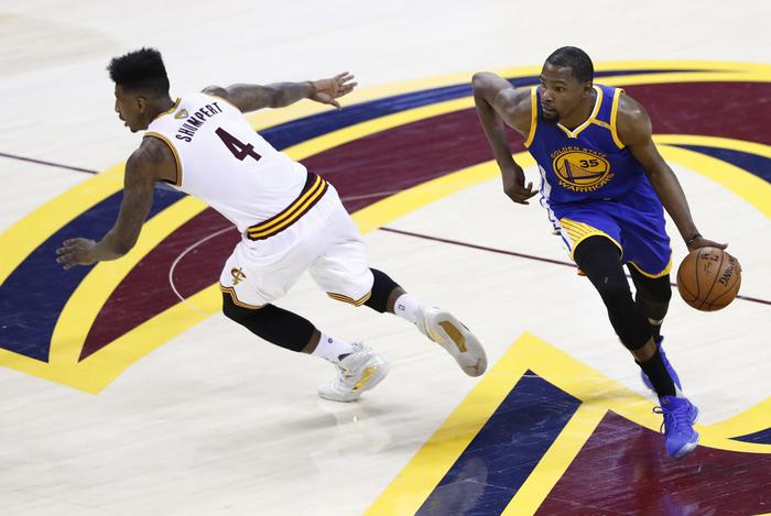 Basket Nba, Golden State a un passo dal titolo: Cleveland ancora ko