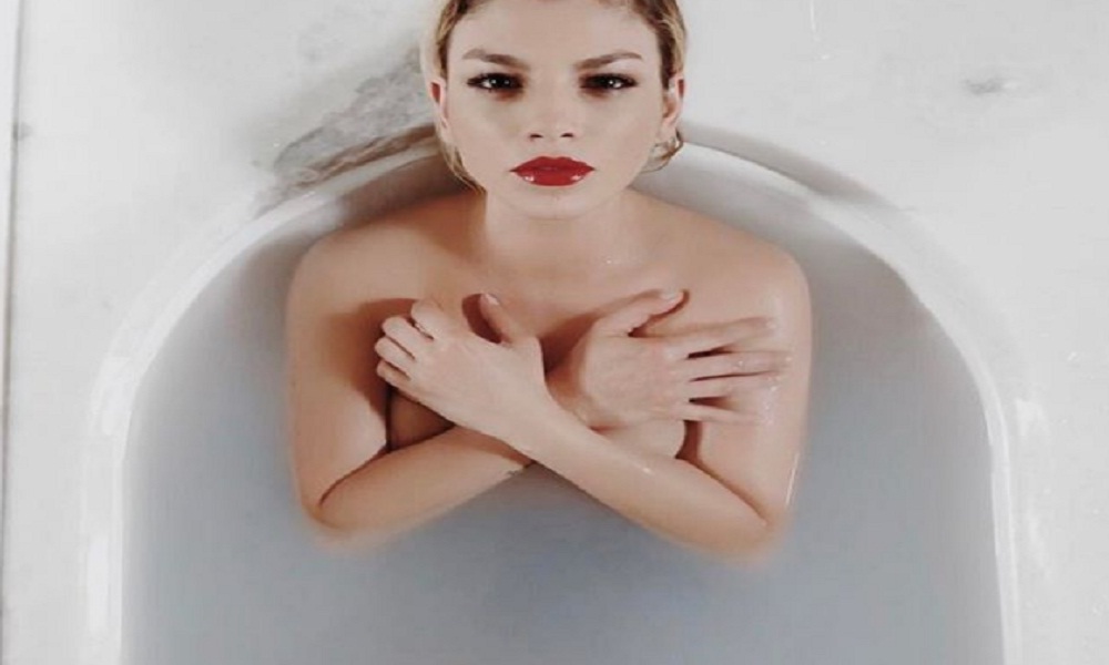 Emma Marrone posa nuda e litiga su Instagram FOTO