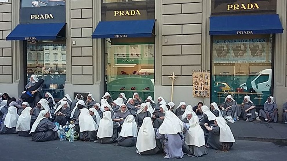 Firenze, picnic suore sedute in strada