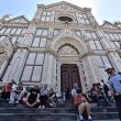 Firenze, acqua sul sagrato per non far bivaccare i turisti. Ma dopo 10 minuti si asciuga05