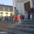 Firenze, acqua sul sagrato per non far bivaccare i turisti. Ma dopo 10 minuti si asciuga