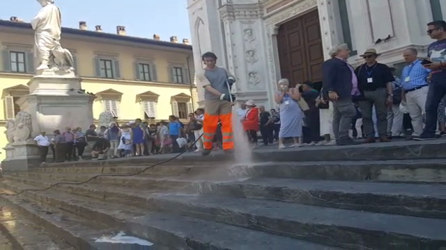 Firenze, acqua sul sagrato per non far bivaccare i turisti. Ma dopo 10 minuti si asciuga