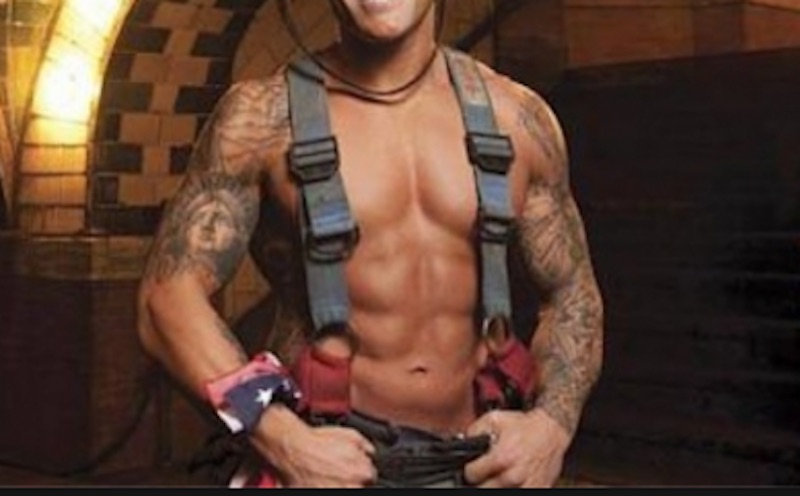 Pompiere cerca "amici scambisti" online: ora rischia il posto