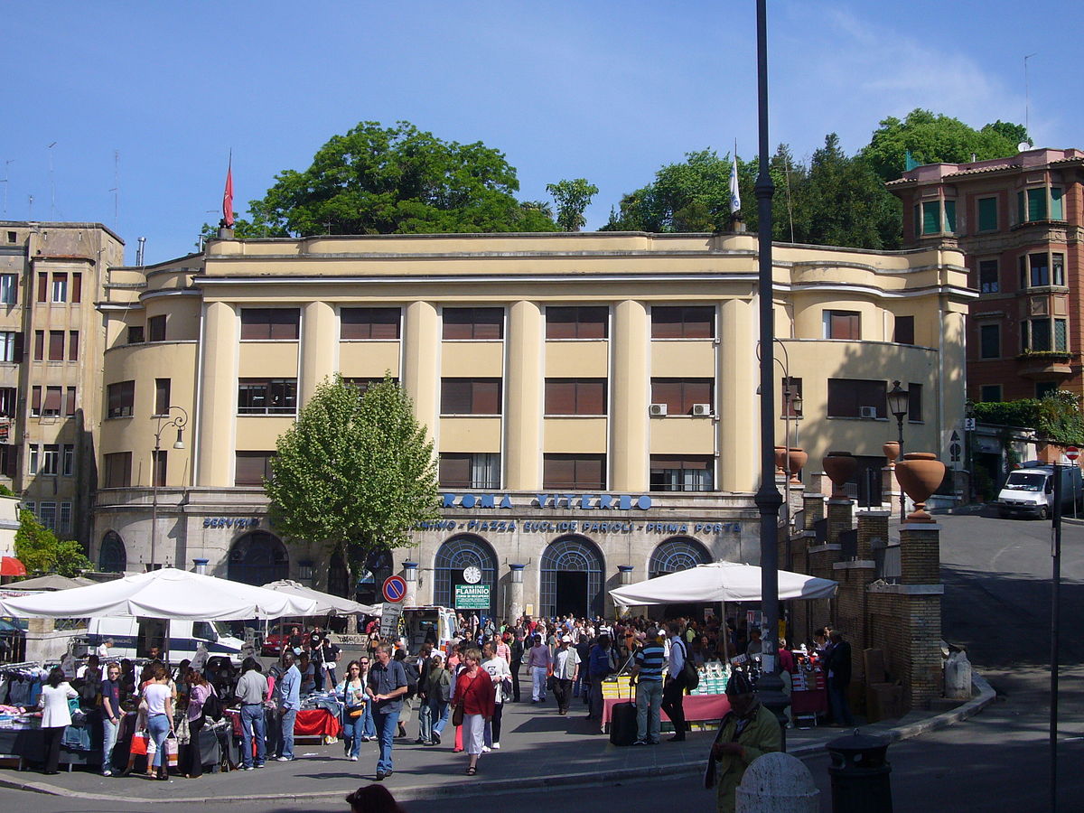Roma, piazzale Flaminio ostaggio del suk legale: i cronisti del Corriere minacciati