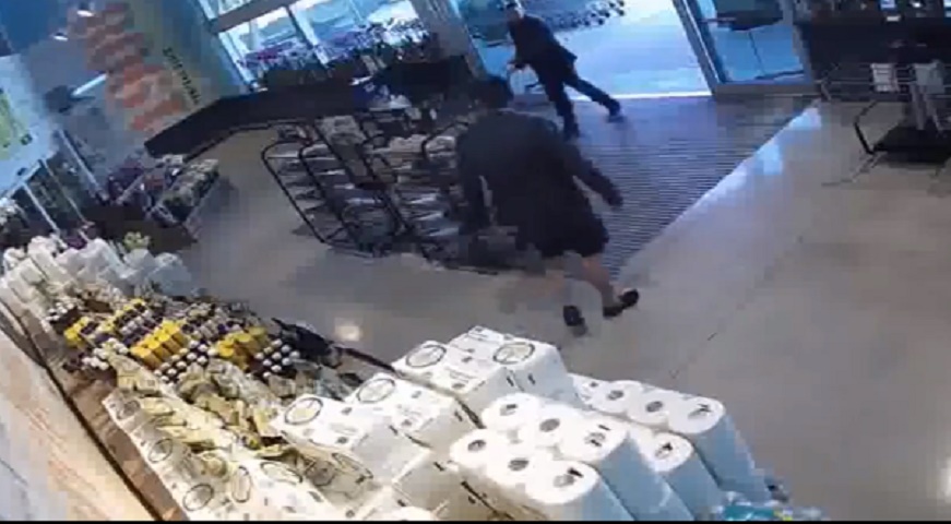 Ruba portafoglio al supermercato ma è troppo maldestro: ecco come va a finire