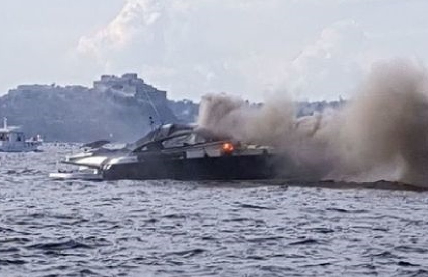 Yacht in fiamme nel Golfo di Napoli: l'imbarcazione è andata a fuoco nel primo pomeriggio di lunedì 5 giugno a largo di Capo Miseno
