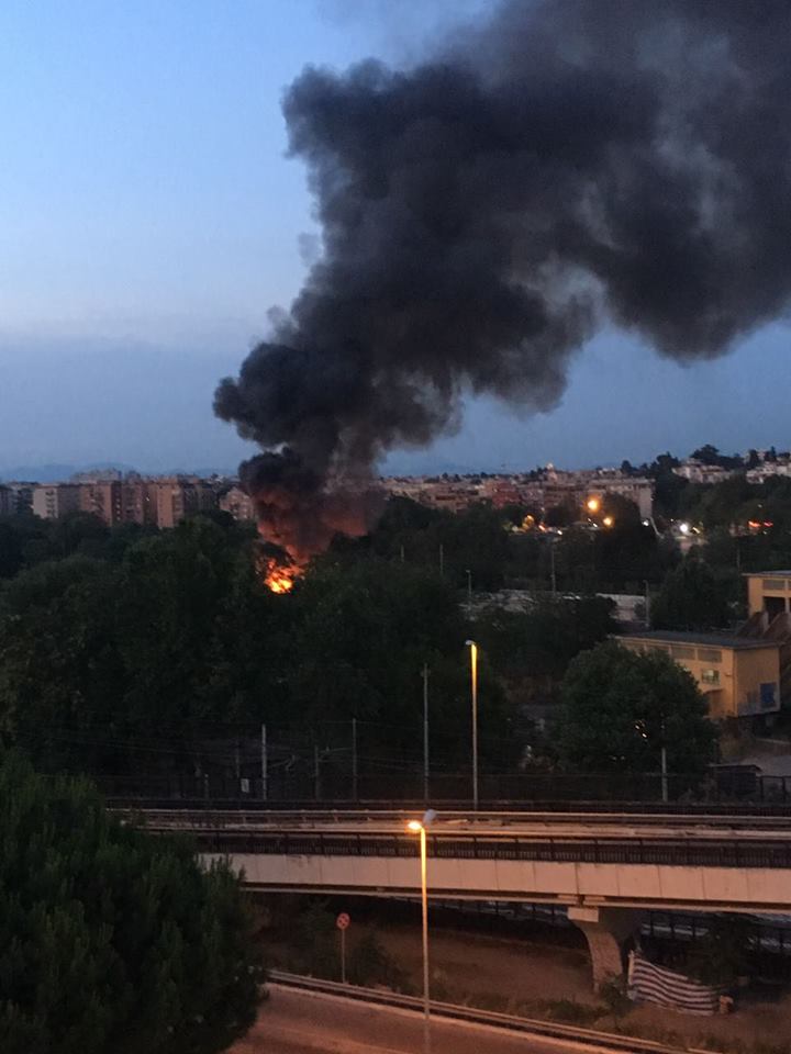 Roma, incendio a Monte Sacro: sterpaglie e baracche in fiamme FOTO02