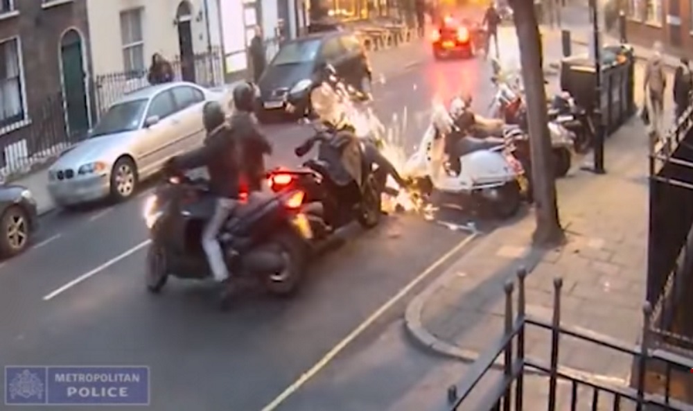 YOUTUBE Rubano scooter in pieno giorno a Londra e scappano: polizia diffonde video