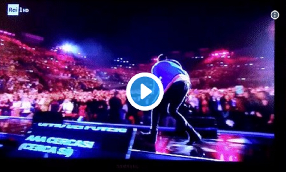Francesco Gabbani (senza scimmia) cade sul palco dei WMA VIDEO