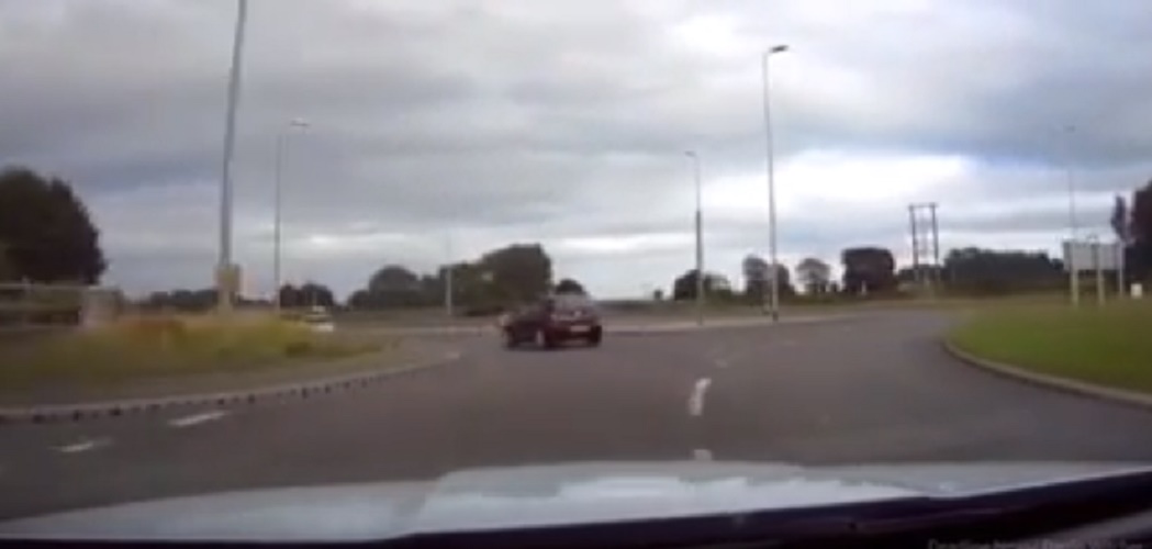 Due auto escono dalla rotonda e si scontrano: chi ha ragione?