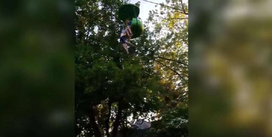 Vola dalla giostra alta 8 metri: la folla l'afferra al volo