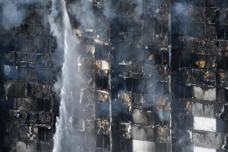 Grenfell Tower: nel Regno Unito altri 27 grattacieli a rischio incendio