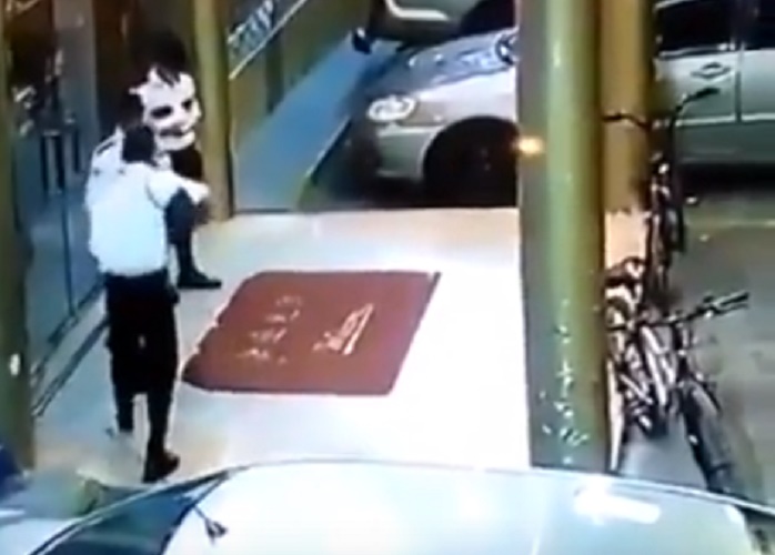 Guardia giurata scherza con collega: parte un colpo e...