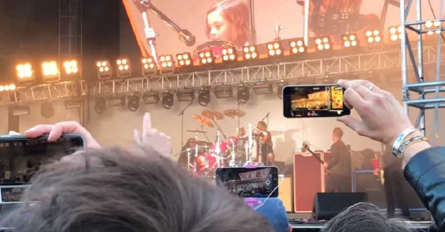 Foo Fighters: Harper, figlia David Grohl suona la batteria sul palco ad 8 anni