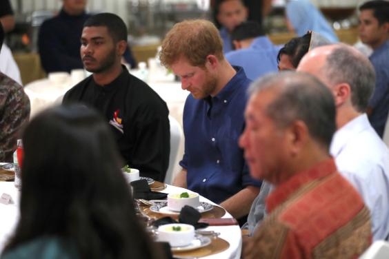 YOUTUBE Principe Harry festeggia la fine del Ramadan con i musulmani. Criticato