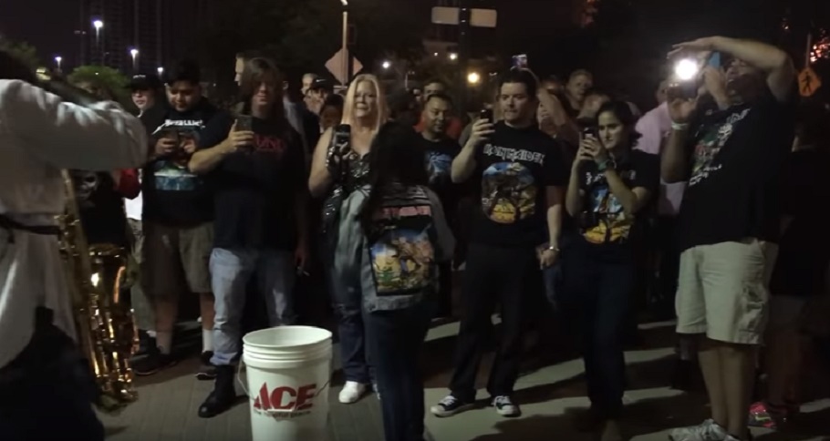 YOUTUBE Iron Maiden suonati col sax: l'artista di strada esalta i fan dell'heavy metal
