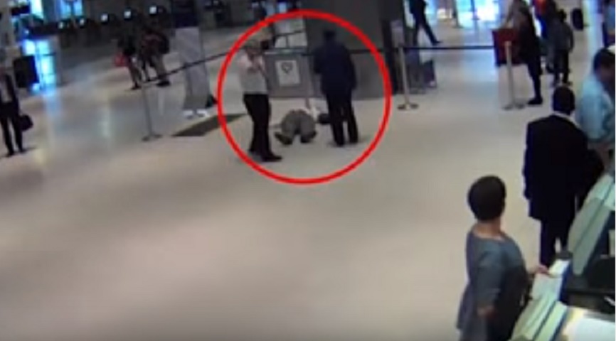 Addetto servizio clienti spinge a terra 71enne: ancora guai per la United Airlines