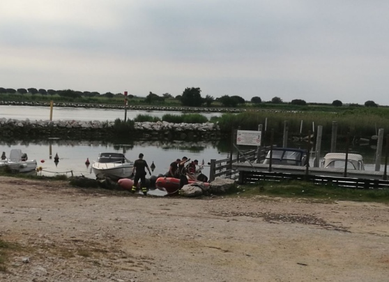 Porto Nogaro, cade dalla barca e annega: muore impigliato nelle reti da pesca