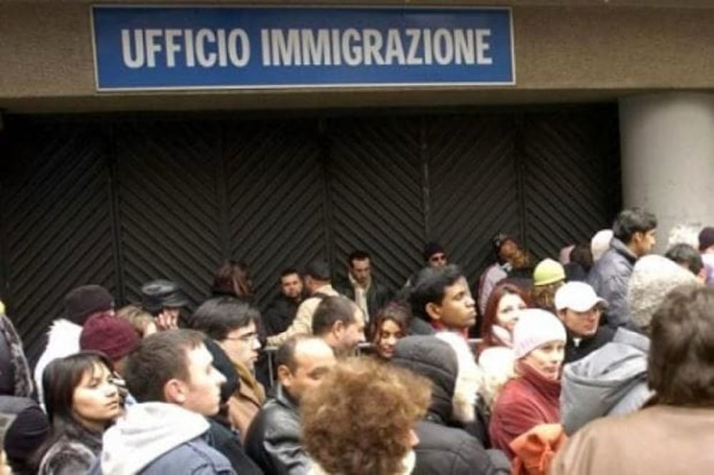 Permesso di soggiorno per stranieri: bastano due esami universitari l'anno